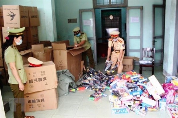 Police in the central province of Quang Binh seize more than 10,200 smuggled toys and 700 plastic guns early last April. (Photo: VNA)