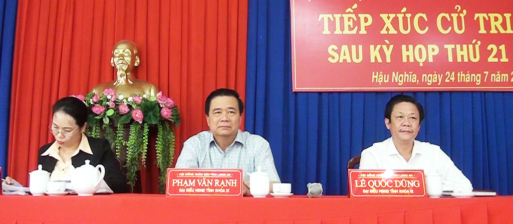 Secretary of Provincial Party Committee - Pham Van Ranh meets voters in Duc Hoa district