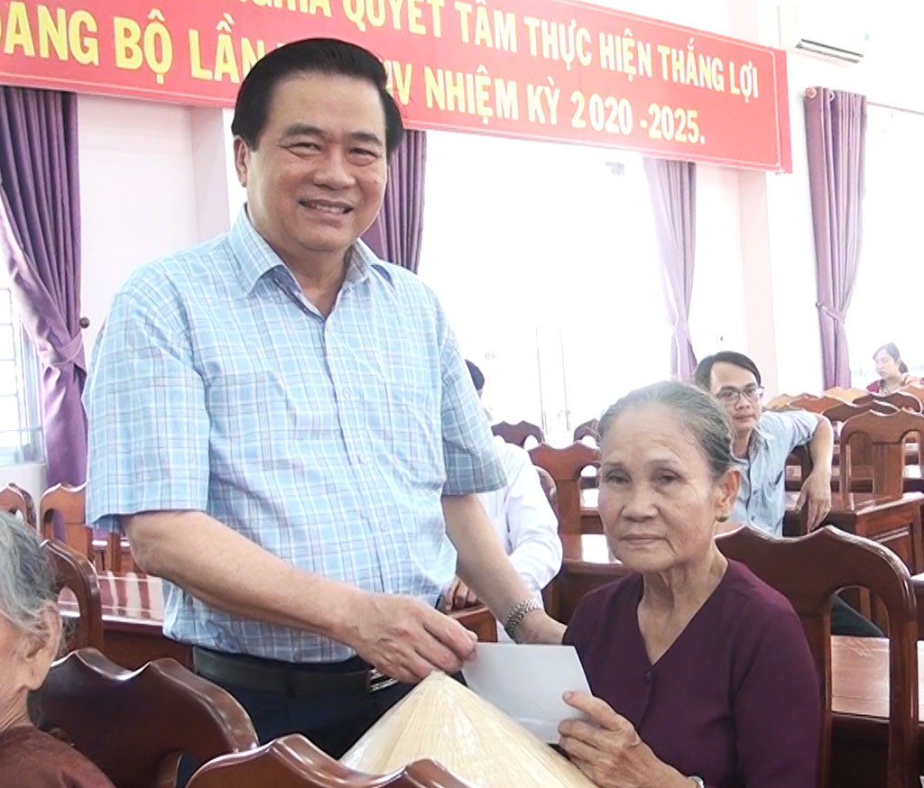 Secretary of the Provincial Party Committee - Pham Van Ranh presents gifts to policy beneficiary families