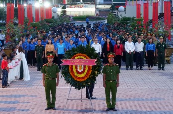 Thanh niên Long An thắp nến tri ân các anh hùng liệt sĩ