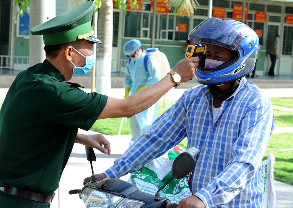 Passengers are tightened inspection at entry checkpoints of border areas (Photo: Ngoc Man - Huynh Huong)