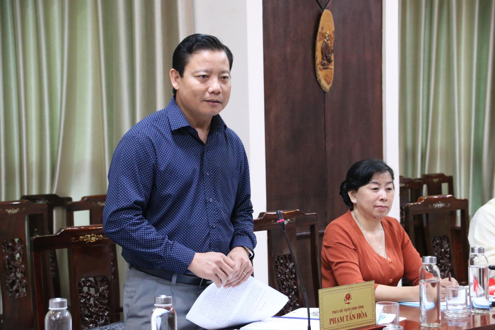 Vice Chairman of the Provincial People's Committee - Pham Tan Hoa attends and directs at the signing ceremony