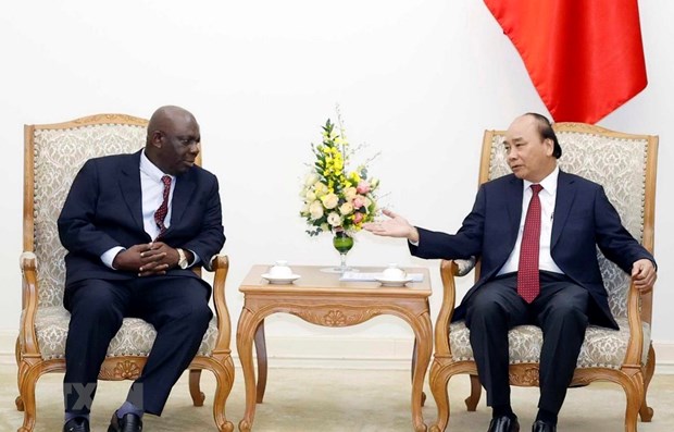 Prime Minister Nguyen Xuan Phuc (right) and Nigerian Ambassador Francis Young Efeduma (Photo: VNA)