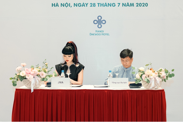 Jessica Minh Anh and a representative from the Vietnam National Administration of Tourism at the signing ceremony (Source: VNA)