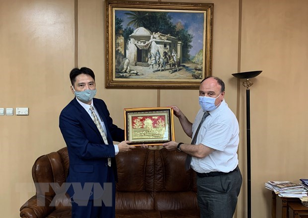 Vietnamese Ambassador to Algeria Nguyen Thanh Vinh (L) presents a souvenir to APS Director General Fakhreddine Beldi (Photo: VNA)