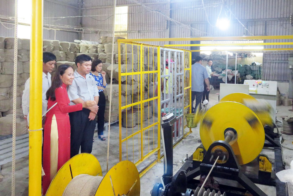 Delegates visit and accept wire machines for fiber production