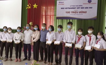 Báo VietNamNet trao 50 suất học bổng cho học sinh tại Long An