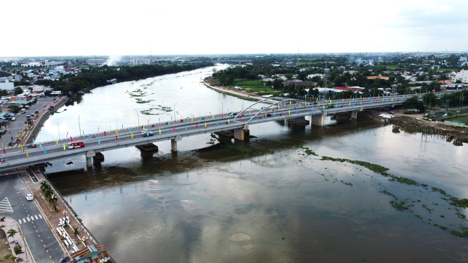 Tan An 2 Bridge was built next to Tan An 1 Bridge and opened to traffic more than a month ago