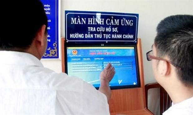 Customers read instructions for administrative procedures (Source: baophapluat.vn)