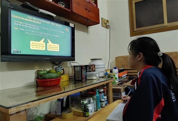 A secondary student studies online at her house in Cau Giay District in Hanoi. (Photo: VNA/VNS)