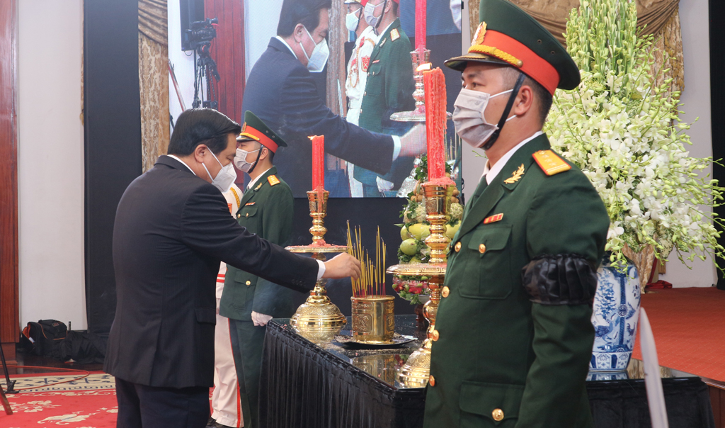 Secretary of the Provincial Party Committee, Chairman of the Provincial People's Council - Pham Van Ranh leads the delegation of Long An province to visit comrade Le Kha Phieu