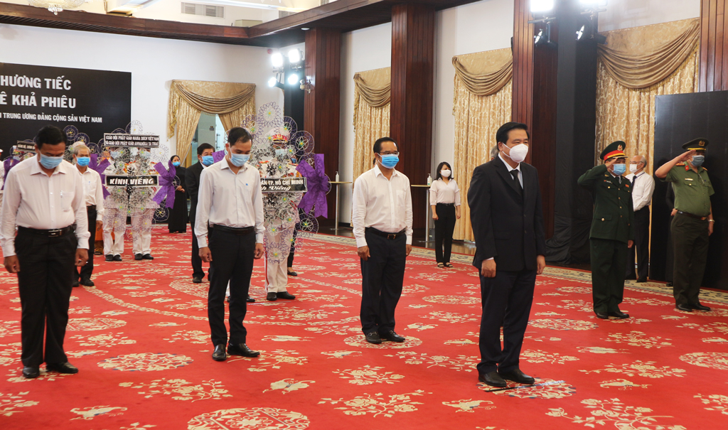 The delegation of Long An province visit comrade Le Kha Phieu at the Thong Nhat Hall