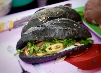 Bánh mì “bóng đêm” có gì đặc biệt?