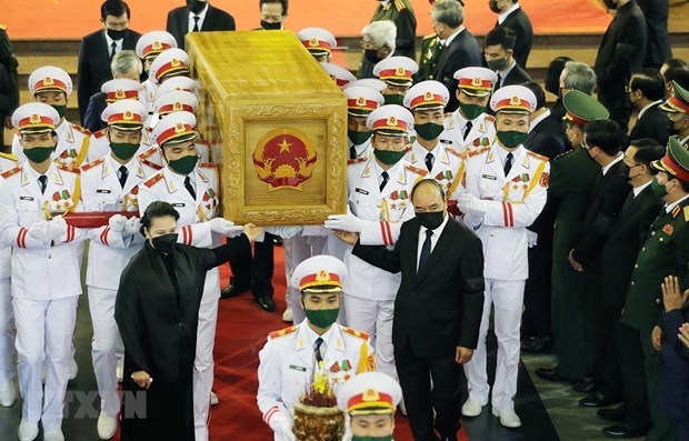 NA Chairwoman Nguyen Thi Kim Ngan (L) and Prime Minister Nguyen Xuan Phuc at the memorial services for former Party General Secretary Le Kha Phie (Photo: VNA)  