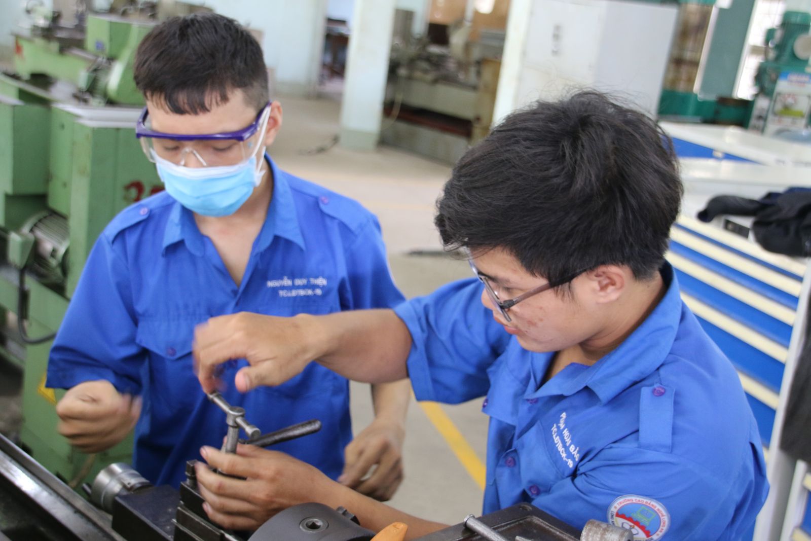 At vocational education institutions, the practical part accounts for 70 percent of the training program, so students are able to keep pace with the work right after graduation