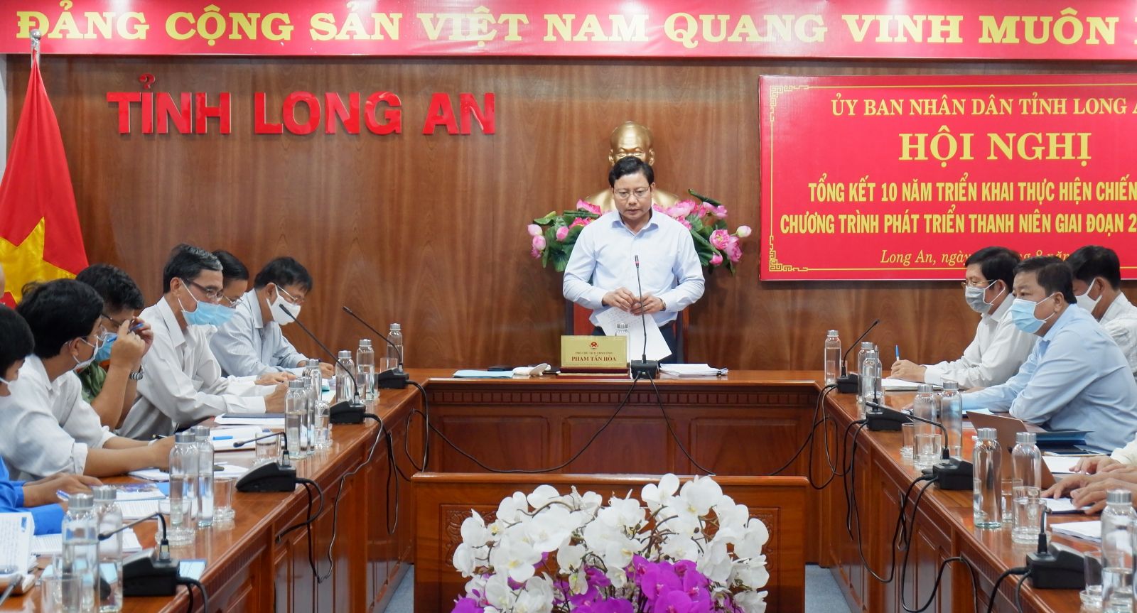 Vice Chairman of the Provincial People's Committee - Pham Tan Hoa speaks at the conference