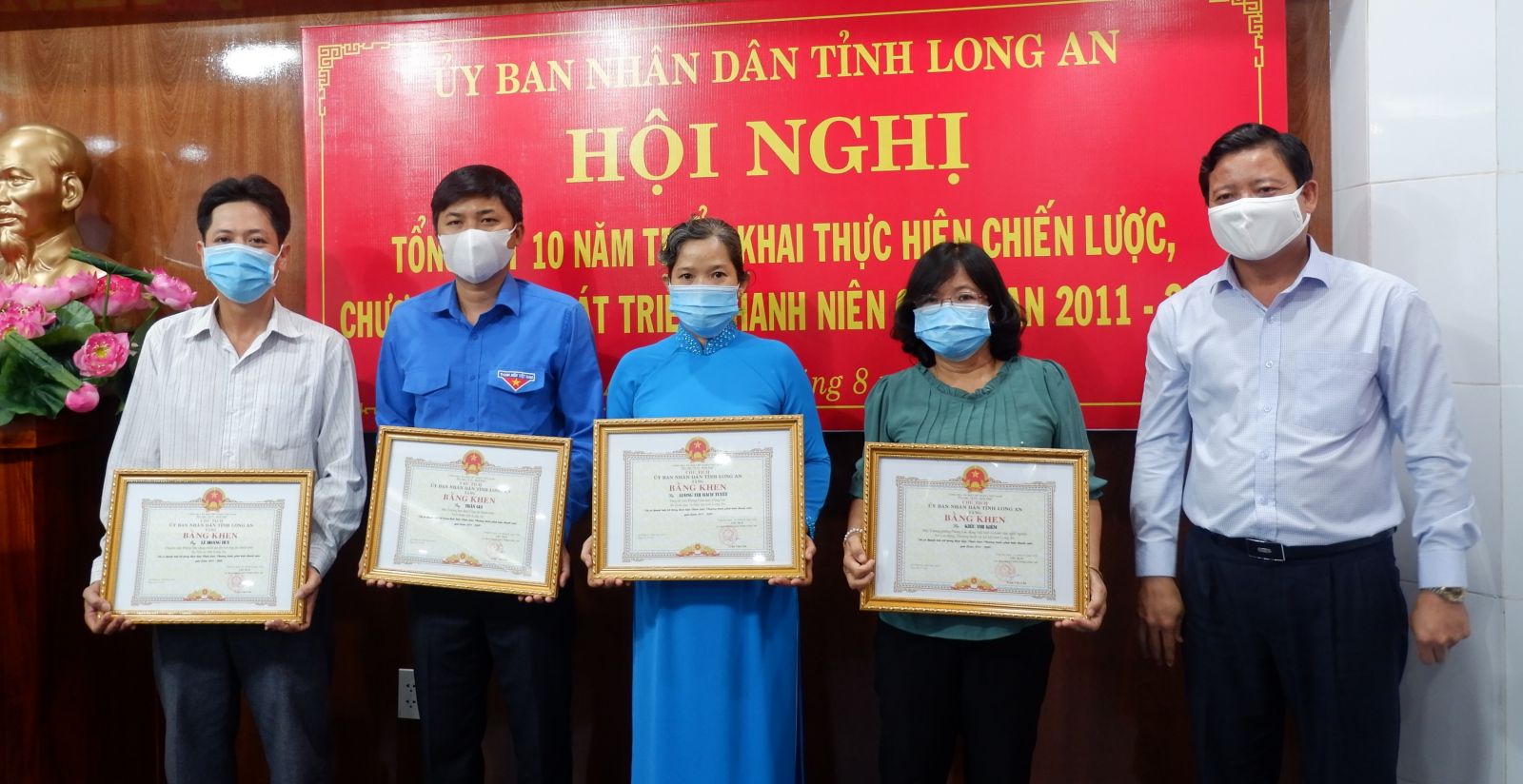 Vice Chairman of the Provincial People's Committee - Pham Tan Hoa awarded certificates of merit to collectives and individuals with achievements in implementing the Youth Development Strategy in period 2011 - 2020 in the province