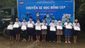 64 học sinh nghèo nhận học bổng từ CEP