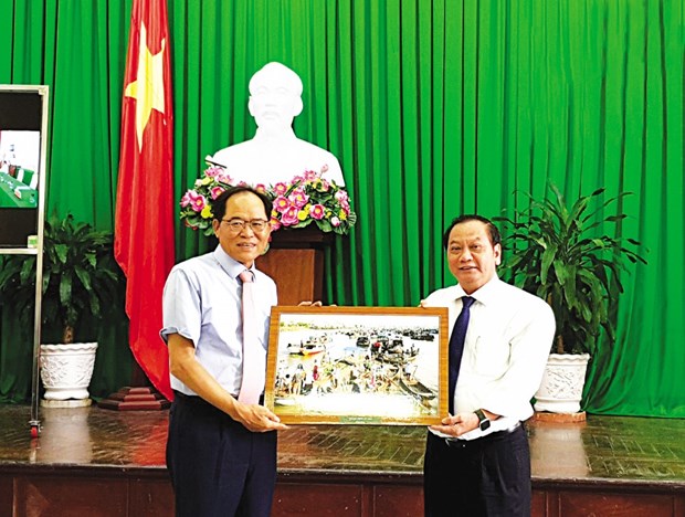 Secretary of the Can Tho Party Committee Tran Quoc Trung presents a gift to Ambassador of the Republic of Korea to Vietnam Park Noh-wan during their meeting on August 20. (Photo: baocantho.com.vn)