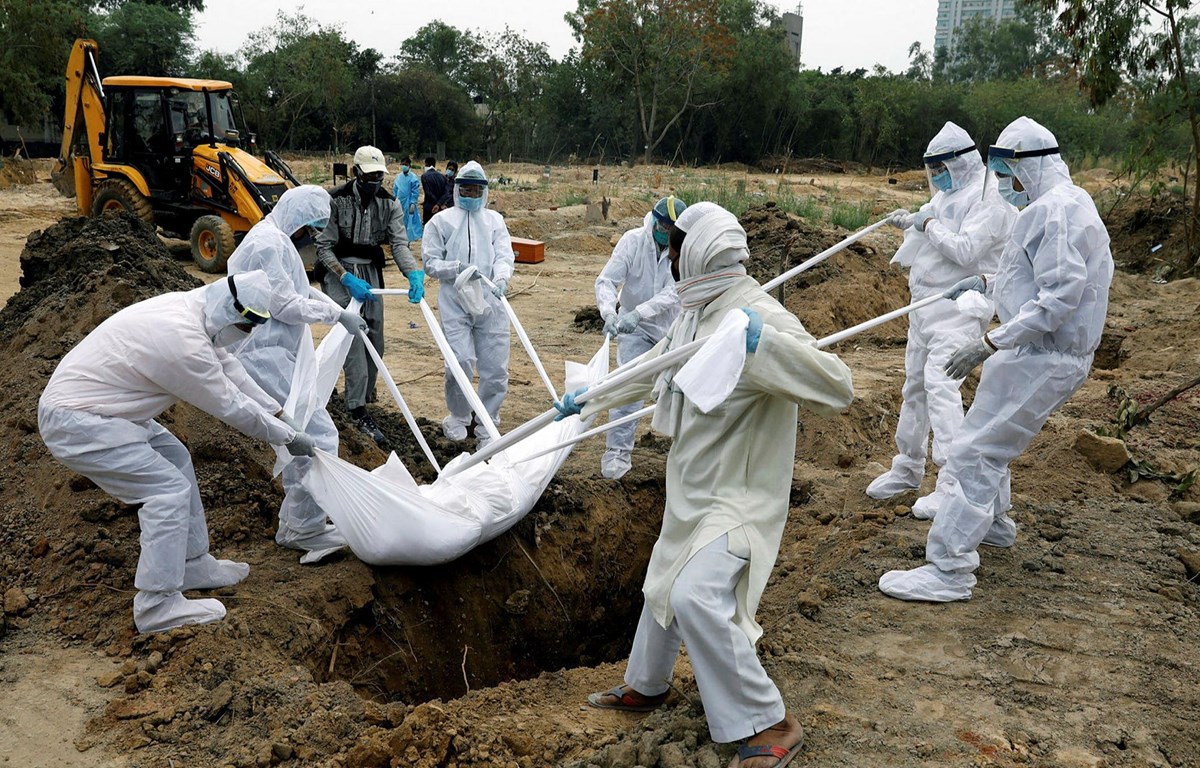 Chôn cất thi thể người tử vong do COVID-19 tại New Delhi, Ấn Độ. (Nguồn: Reuters)