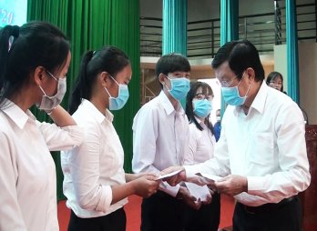 Nguyên Chủ tịch nước - Trương Tấn Sang dự lễ trao học bổng tại Đức Hòa