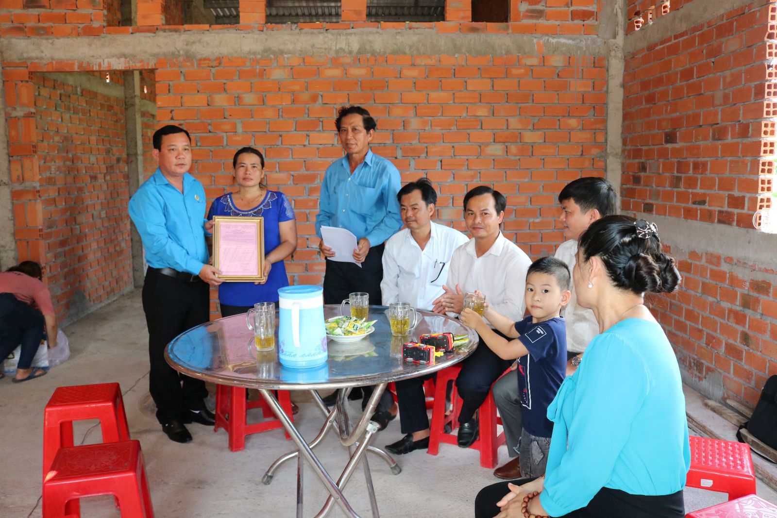 The third house was awarded to union member Cao Thi Thu Hien, belonging to the grassroots trade union of the Medical Center of Moc Hoa district