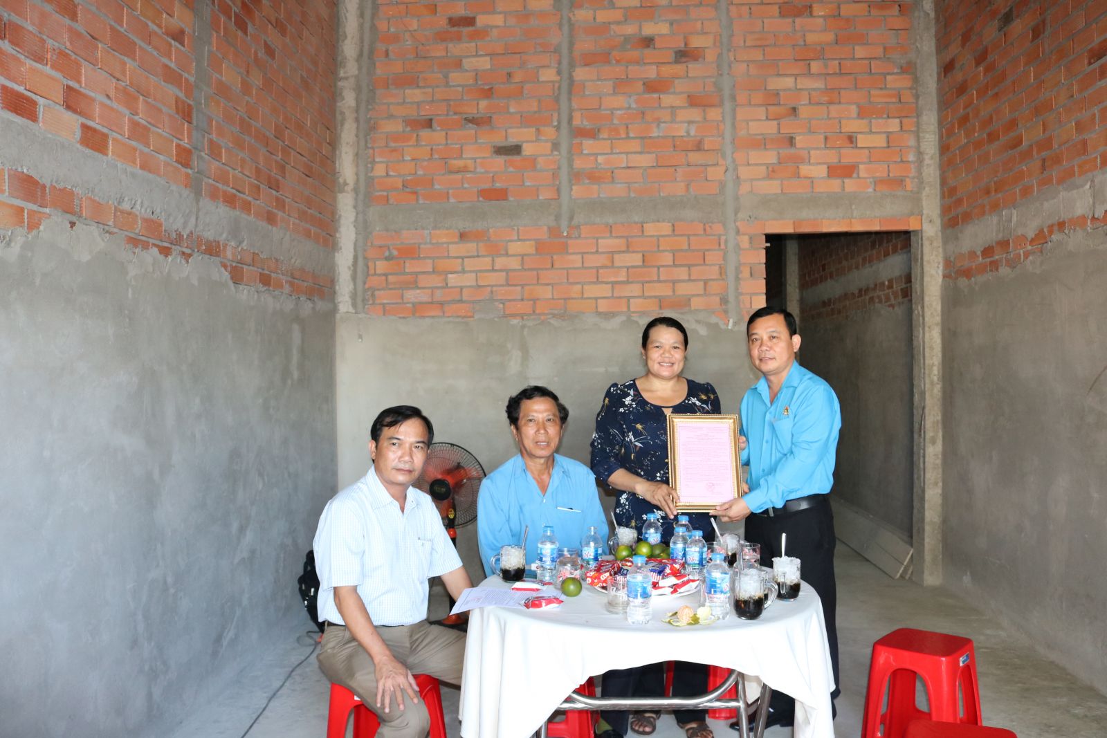 Standing Vice Chairman of the Provincial Labor Confederation - Ho Van Xuan hands over the Union Shelter to Union member Phan Thi Minh Loc