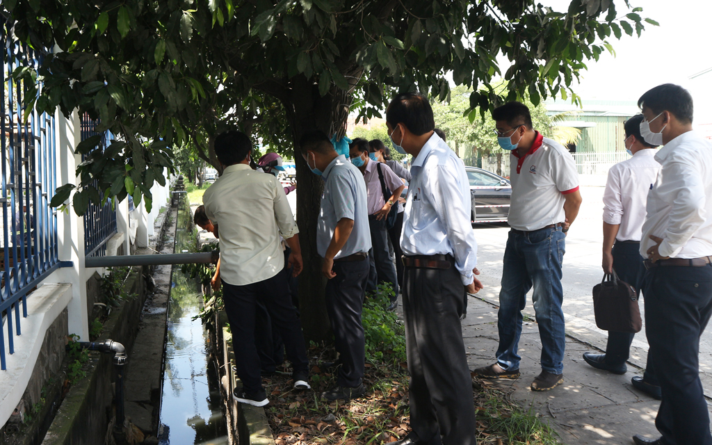 The delegation practically surveys the wastewater treatment system of secondary enterprises in Duc Hoa 1- Hanh Phuc Industrial Park