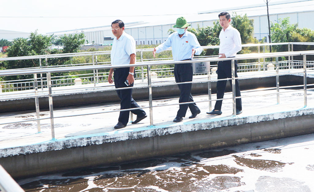 Vice Chairman of the Provincial People's Council - Nguyen Thanh Cang (middle) surveys the wastewater treatment system of Duc Hoa III - Anh Hong Industrial Park