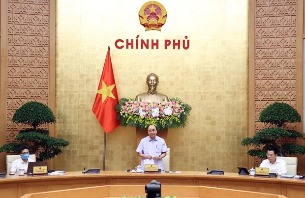 Prime Minister Nguyen Xuan Phuc (standing) speaks at the meeting (Photo: VNA)