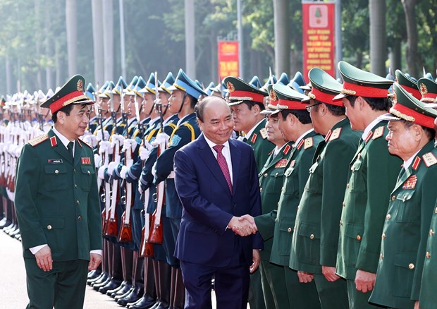 Prime Minister Nguyen Xuan Phuc greets officials of the Defence Ministry and the General Staff of the Vietnam People’s Army prior to the ceremony on September 5 (Photo: VNA)