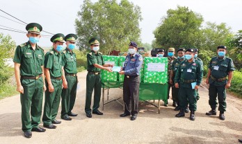 BĐBP Long An tặng trang thiết bị hỗ trợ phòng, chống dịch Covid-19 cho 2 tỉnh Svay Rieng và Prey Veng