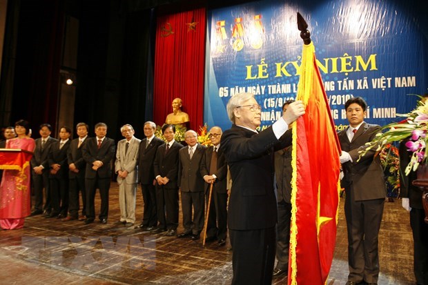 The Vietnam News Agency receives the Ho Chi Minh Order (second time) at a ceremony marking its 65th founding anniversary (September 15, 1945-2010) (Photo: VNA) 