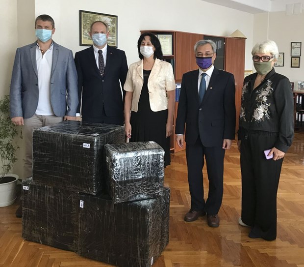 Representatives from the Vietnamese Embassy in Ukraine visit and present gifts to High School 251 named after President Ho Chi Minh in Kiev (Photo: https://baoquocte.vn/)