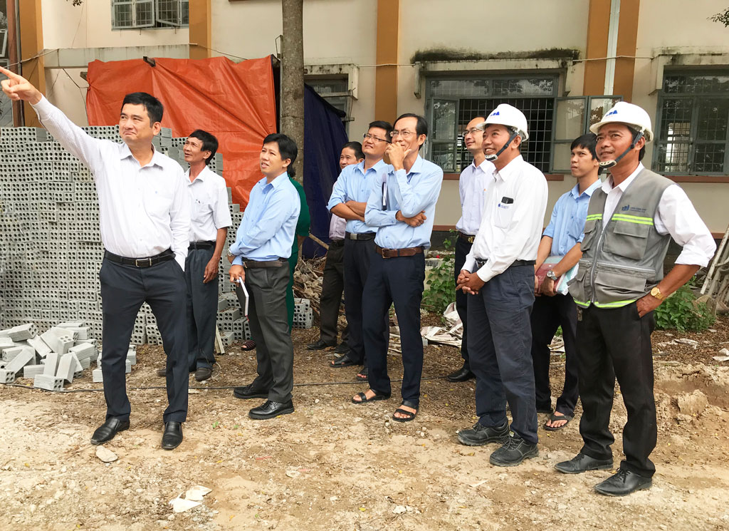 Vice Chairman of Long An People's Committee - Pham Van Canh (L) inspects the progress of school construction and equipment in Can Giuoc district