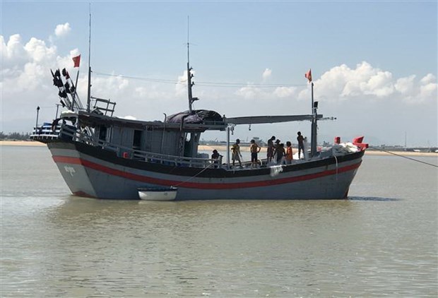 People’s Committees of cities and provinces need to ensure safety of activities at sea, coordinate with concerned forces to control the operation of vessels. (Photo: VNA)