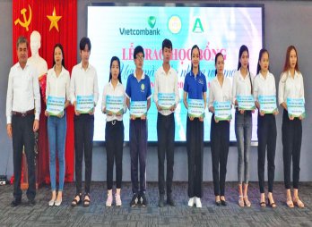 Vietcombank Long An và Tập đoàn An Nông trao học bổng cho sinh viên có hoàn cảnh khó khăn