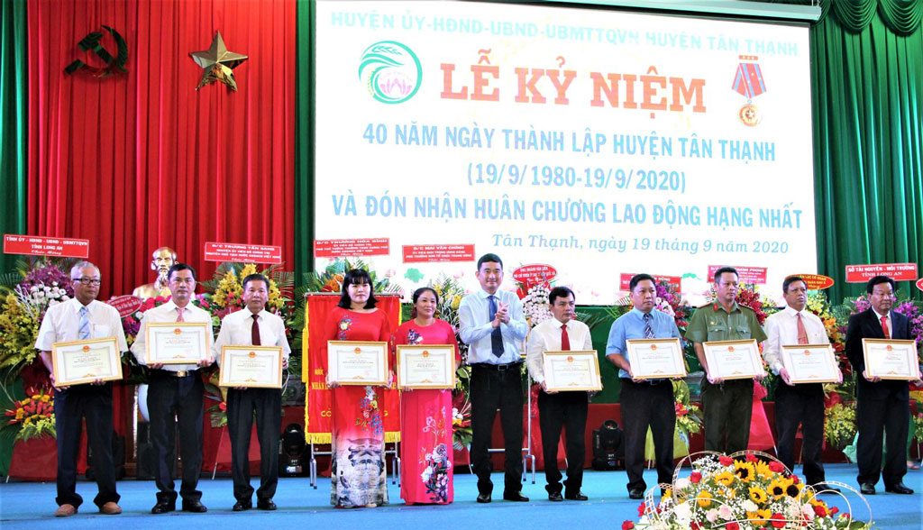 The collectives and individuals receive certificates of merit from the Provincial People's Committee for their outstanding achievements in contributing to social development