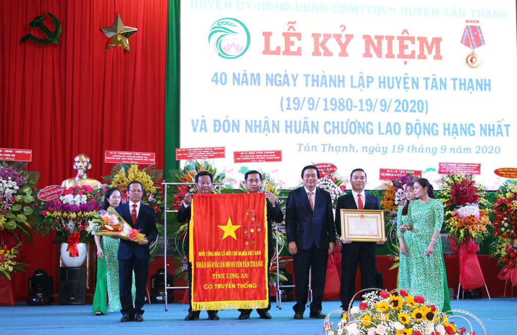 Tan Thanh district receives the First Class Labor Medal