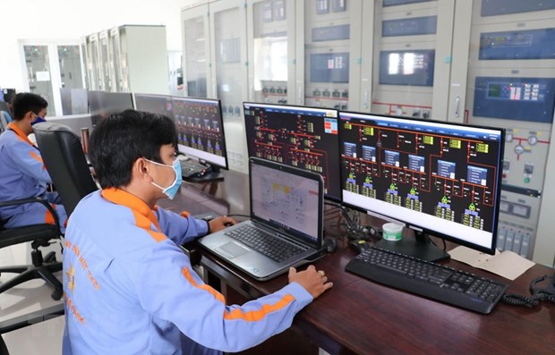 Technicians monitor a power generation system at a solar power plant in Long An (Photo: VNA)