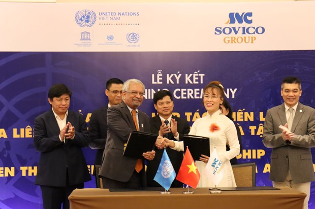 Chairwoman and CEO of SOVICO Group Nguyen Thi Phuong Thao (R) and UN Resident Coordinator in Vietnam Kamal Malhotra (Photo courtesy of Vietjet Air)