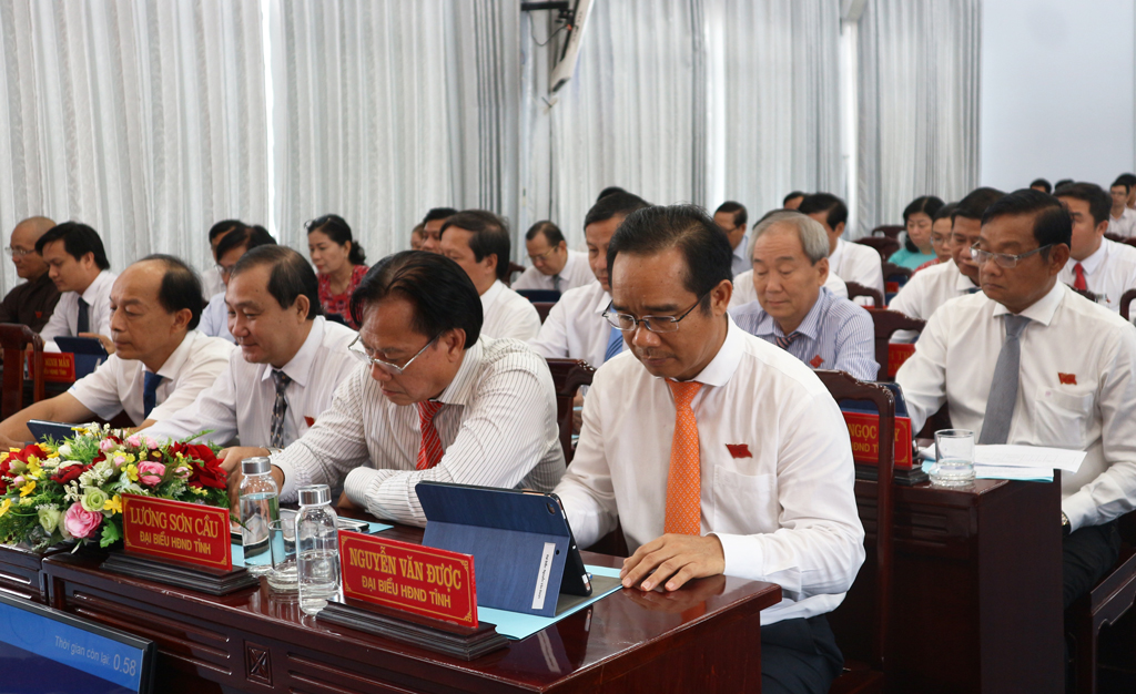 At the 22nd session, the provincial People's Council term IX continues to be the paperless session (Photo: Deputies of the Provincial People's Council voting on tablets)