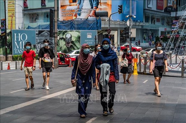 People wear masks in Kuala Lumpur (Photo: AFP/VNA)