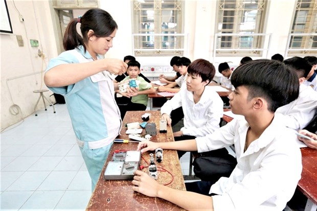 Students who graduated from secondary school attend an electricity class at Hanoi Industrial Vocational College. (Photo: VNA)