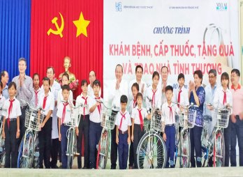 Đoàn Đại biểu quốc hội đơn vị Long An tặng quà cho học sinh và trao nhà cho người nghèo