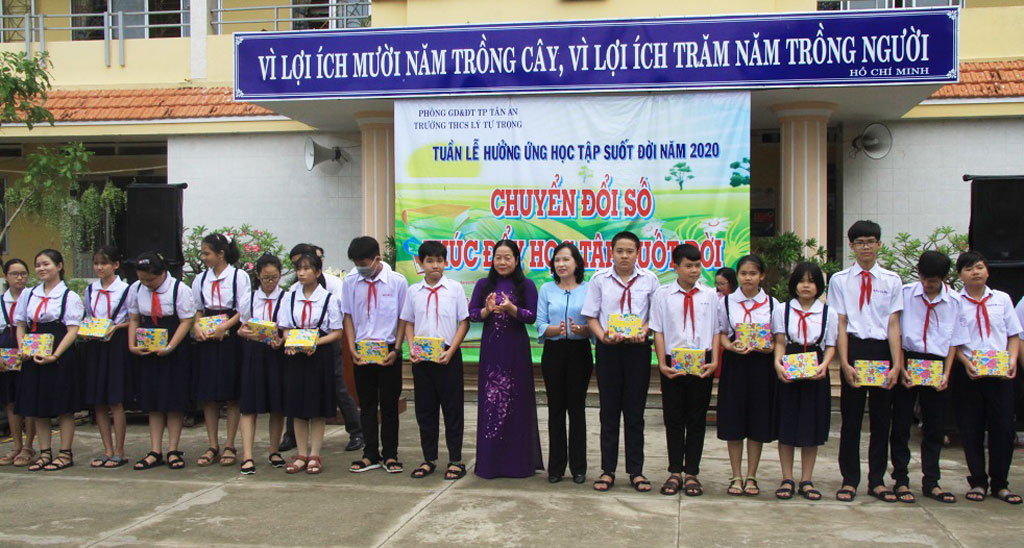 Deputy Director of the Department of Education and Training - Phan Thi Da Thao presents gifts to needy students