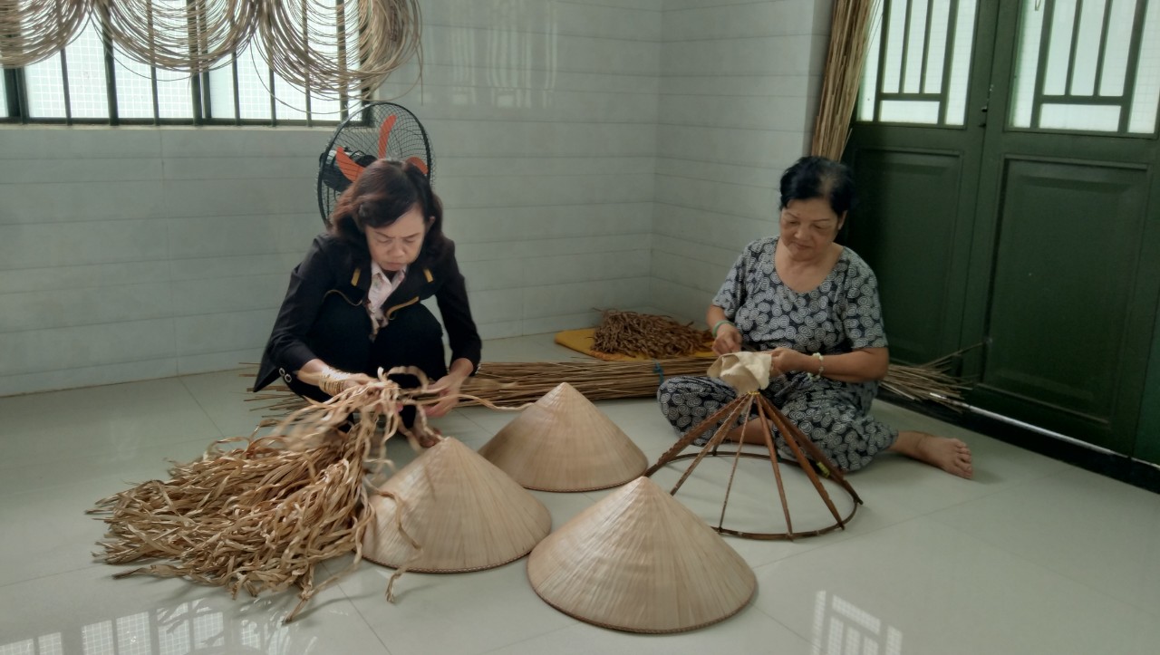 Mô hình Chằm nón lá góp phần giải quyết việc làm cho lao động nhàn rỗi ở địa phương