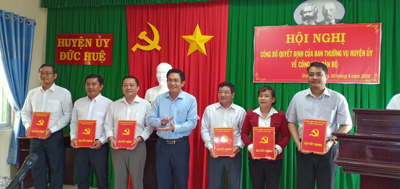 The Secretary of the Duc Hue District Party Committee - Tran Thanh Phong award  the decision on cadres work after the district Party Congress