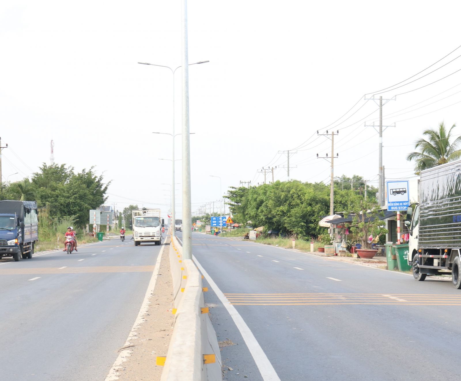 Traffic infrastructure is increasingly completed, positively contributing to the local socio-economic development (Photo: PR 830, section passing Ben Luc district)