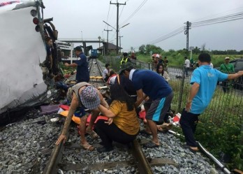 At least 17 killed in bus-train collision in Thailand